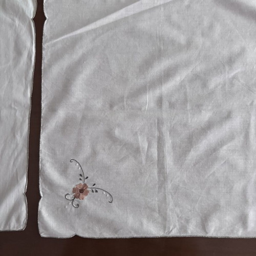 Set of 2 white napkins with flower like new