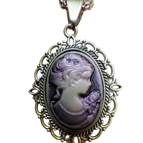 Cameo pendant with stainless steel chain like new, 58cm