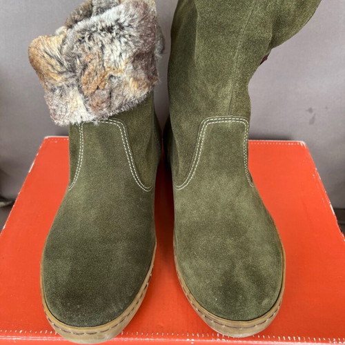 Khaki boots with fur lining size 36 like new