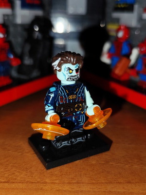 Lego φιγούρα Zombie Doctor Strange με βάση και πορτοκαλί ασπίδες