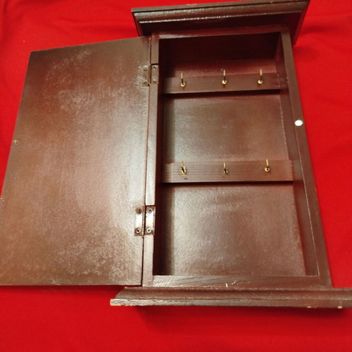 Key holder with six slots