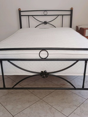 Κρεβάτι ημιδιπλό σιδερένιο με στρώμα μεταχειρισμένο