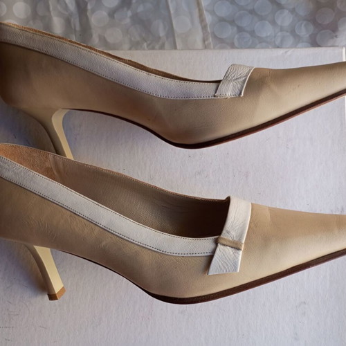 Leather Petridis pumps like new, heel 7 cm, white beige