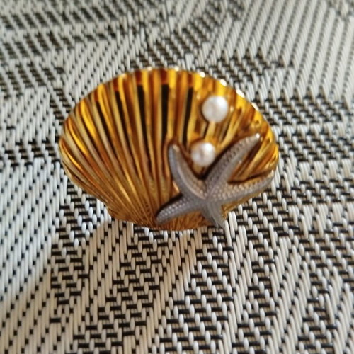 Gold plated stainless steel ring like new with starfish and pearls