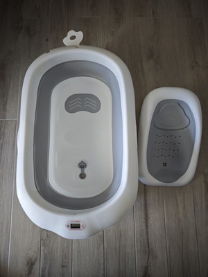 Baby folding bath tub with digital thermometer