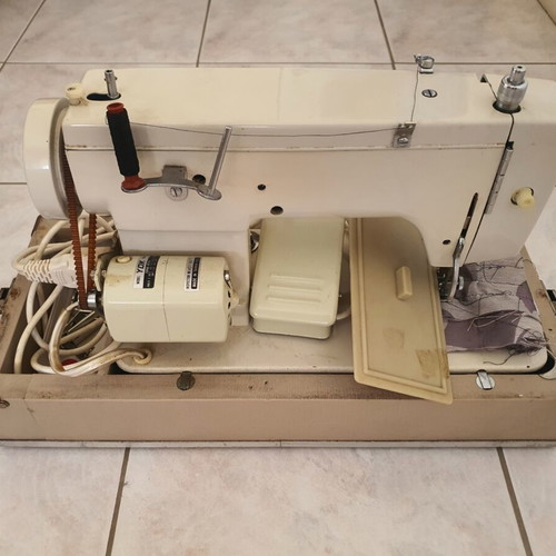 Mercedes electric sewing machine used, metal, multiple stitch types