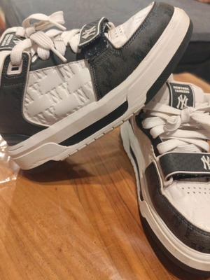 New York Yankees MLB sneakers like new, white, size 39