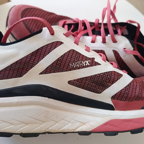 The North Face W VECTIV INFINITE trail running shoes like new, women size 40, white pink