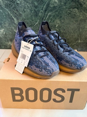 adidas gazelle silver green womens ADIDAS YEEZY BOOST 350 V2 PRIMEKNIT SNEAKERS EU 38 ⅔ UK 5 ½ US 6 main image 0
