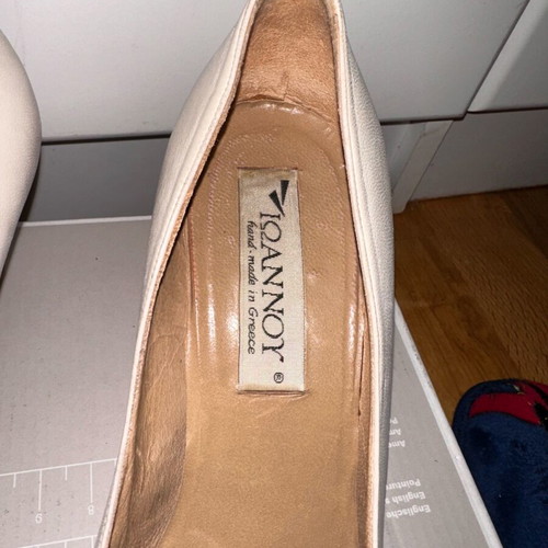 Leather white Ioannou pump used, size 37