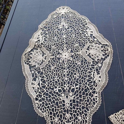 Lace table runner like new