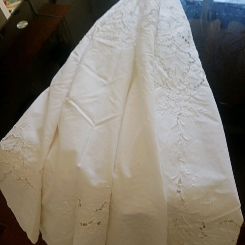 Round handmade tablecloth with cutwork and embroidery white like new, diameter 161cm