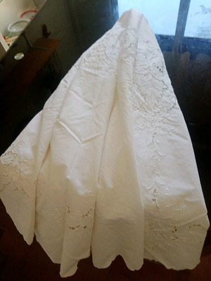 Round handmade tablecloth with cutwork and embroidery white like new, diameter 161cm