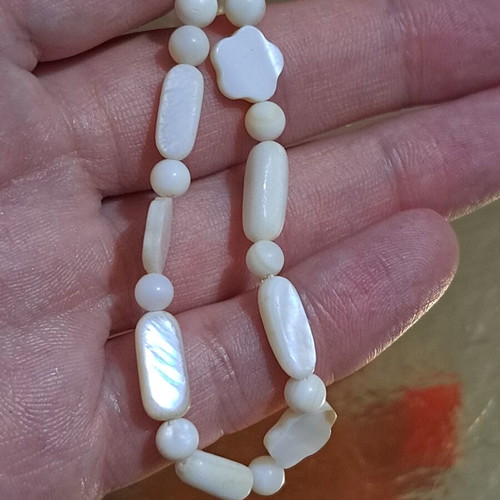 Necklace in white with round and elongated beads and daisy design, like new