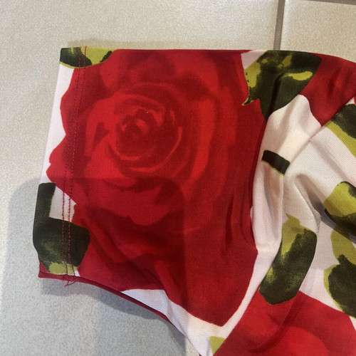 Italian women's T-shirt with short sleeves and red roses like new