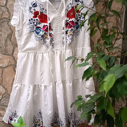 Shein dress xl white like new with embroidery