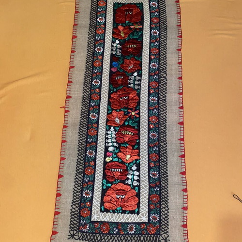 Vintage table runner on natural linen, like new, Hungarian folk embroidery