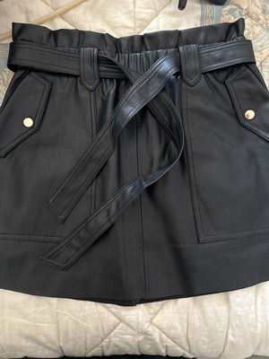Zara mini leather skirt with belt and pockets like new, black