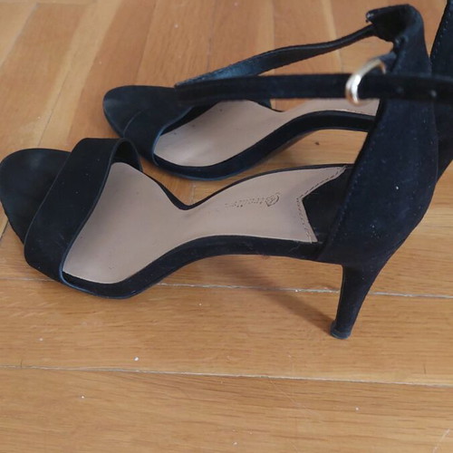 Black sandals used, size 37, 8cm heel Stradivarius