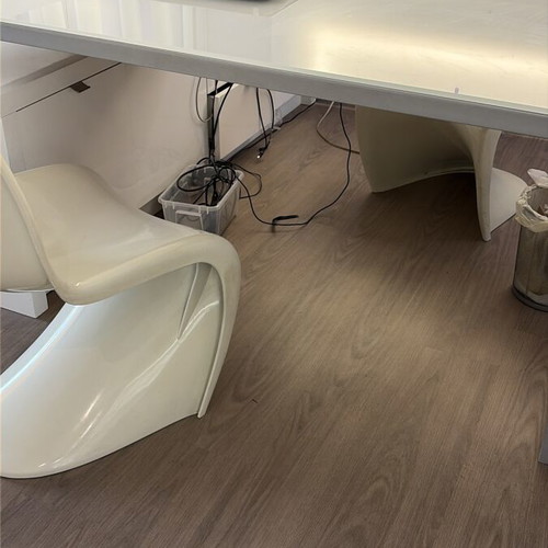 Corner desk 1.90x1.80 with two chairs like new, white lacquer and glass