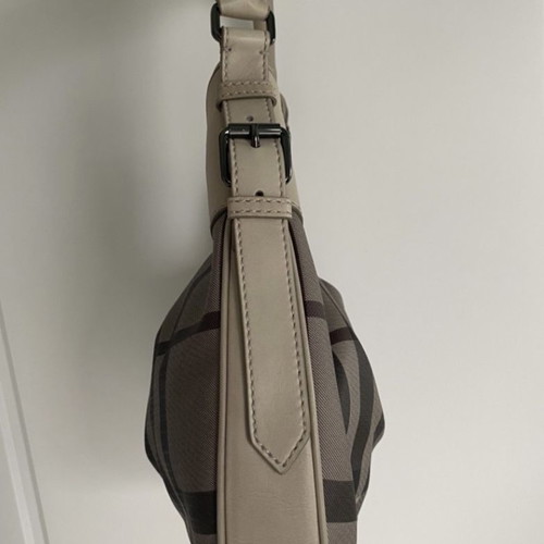 Burberry shoulder bag used in very good condition