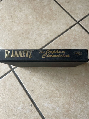 The Orphan Chronicles hardback book like new, English