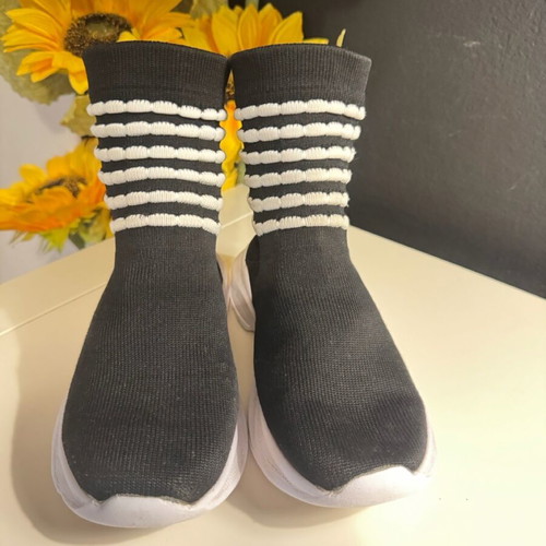 Athletic sock shoes size 31-32 like new, black