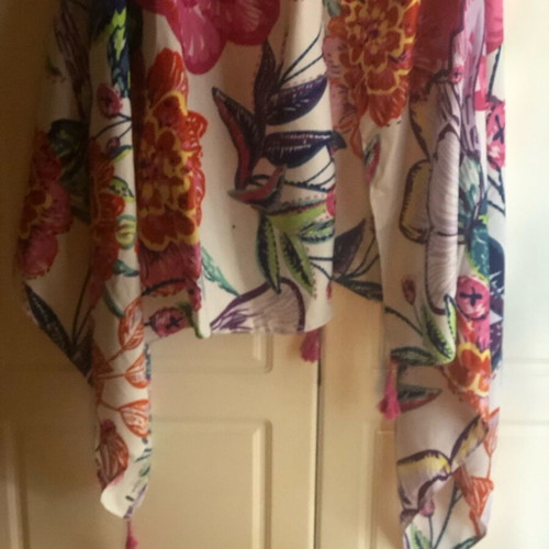 Scarf that can also be worn as a pareo like new