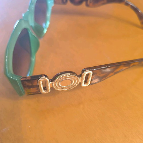 Sunglasses large impressive, green, like new, unworn