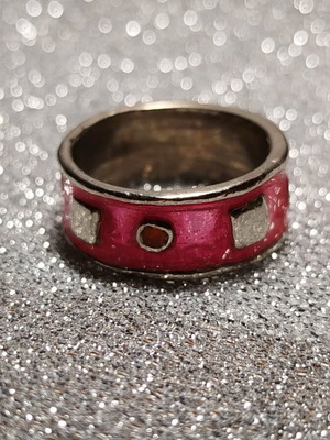 Ring with pink enamel used