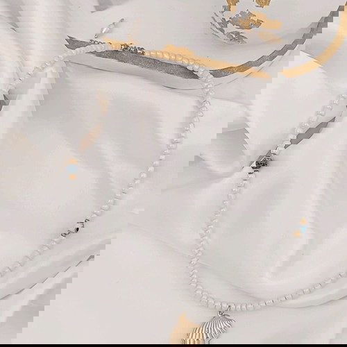 Καλοκαιρινό γυναικείο λευκό κολιέ με ματάκι, μπλε αχάτη και επίχρυσο charm κοχύλι