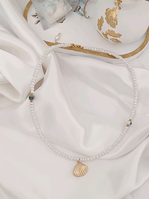 Καλοκαιρινό γυναικείο λευκό κολιέ με ματάκι, μπλε αχάτη και επίχρυσο charm κοχύλι