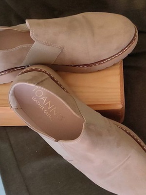beige leather shoe