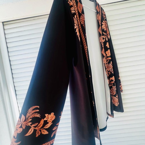 Black kimono with floral embroidery size L like new