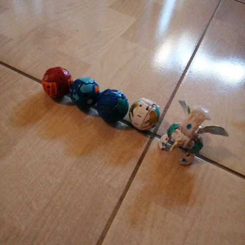 Bakugan like new, set of 5 with one broken