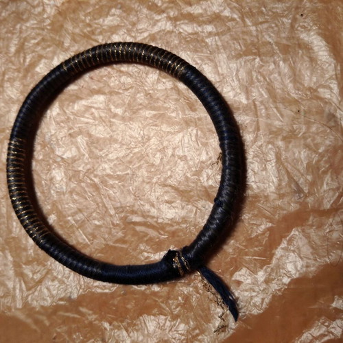 Bracelet with closed blue and gold threads