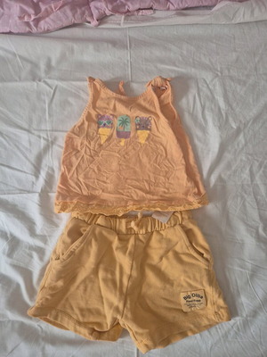 Summer clothing set like new for 18-24 months