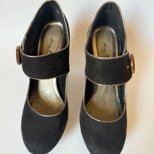 Mary Jane’s shoes like new, dark blue suede with wooden heel