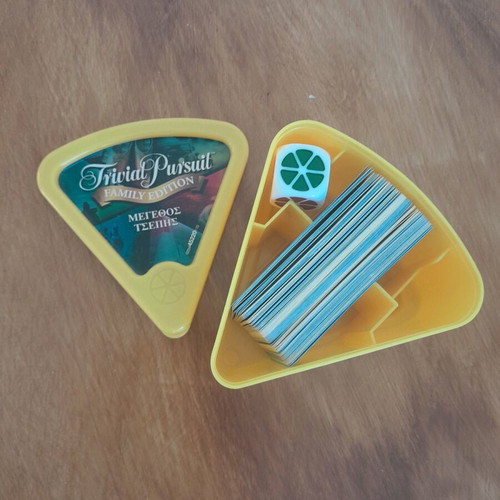 Trivial Pursuit pocket Family Edition 2004 edition like new