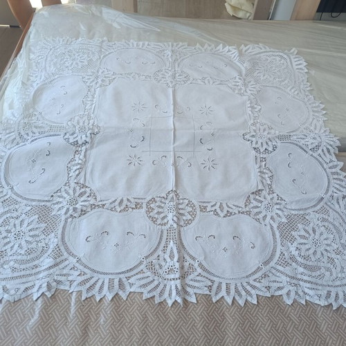 Vintage handmade embroidered tablecloth used, 1.28×1.24m, cutwork lace