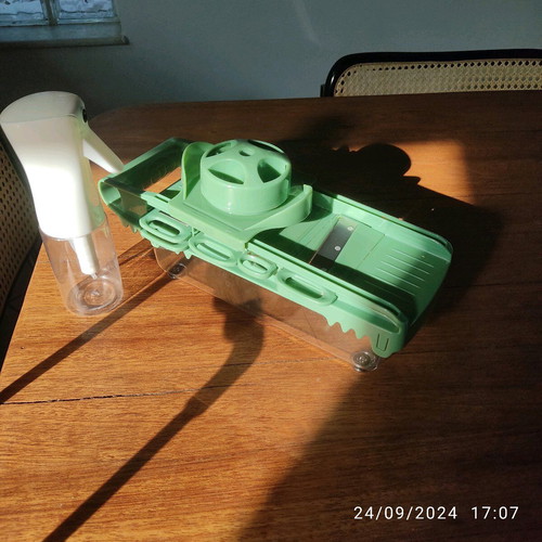Vegetable slicer like new with free spray bottle
