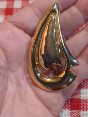 Metal brooch modern design like new, gold color