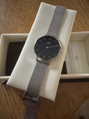 MD watch authentic like new with its case silver