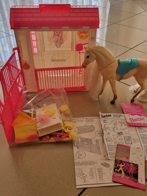 Barbie σταβλος μεταχειρισμένος με αξεσουάρ