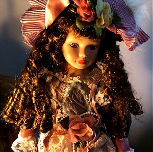 Vintage συλλεκτική Ιταλική κούκλα πορσελάνης δεκαετίας 1980 χειροποίητη μεγάλη επιτραπέζια με την βάση της…Ύψος: 43 cm  (Vintage Italian porcelain doll)