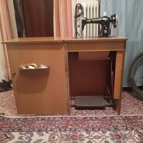 Singer sewing machine like new