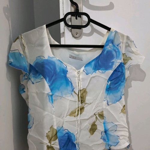 Miracle women's blouse like new, white with blue flowers, size Large