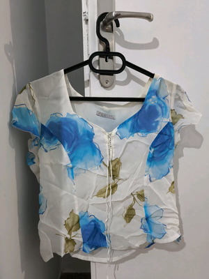 Miracle women's blouse like new, white with blue flowers, size Large