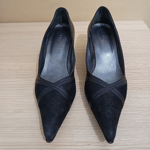 Black leather pumps, size 40