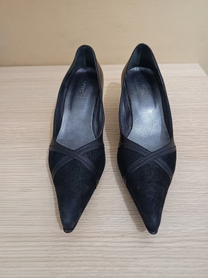 Black leather pumps, size 40